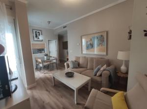 sala de estar con sofá y mesa en Córdoba con Encanto LUBI I, en Córdoba