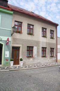 un edificio blanco con ventanas y plantas. en Rezidence U prince č.1, en Jičín