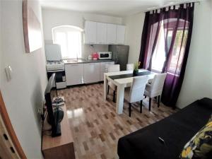 Kuchyňa alebo kuchynka v ubytovaní Apartment Karlito