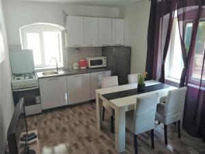 Kuchyňa alebo kuchynka v ubytovaní Apartment Karlito + 2 fotografie