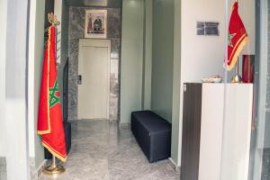 un pasillo con dos banderas en una habitación en Hotel Dakhla Ville en Dakhla