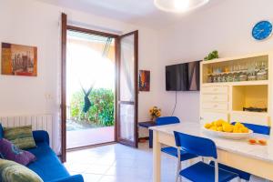 a kitchen and living room with a table and chairs at Appartamento Le Ginestre in Rio nellʼElba