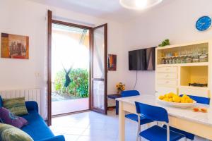 a kitchen and living room with a table and chairs at Appartamento Le Ginestre - IC Immobiliare in Rio nellʼElba