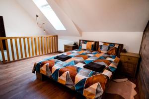 Giường trong phòng chung tại Galeria Grafit Apartments
