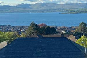 ポート・グラスゴーにあるBeautiful Sea View 2 Bed Homeの水辺を見渡す家屋の屋根からの眺め +14枚の写真