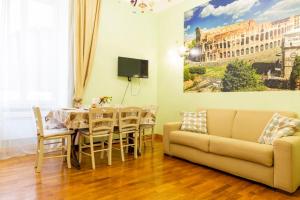 ein Wohnzimmer mit einem Sofa, einem Tisch und Stühlen in der Unterkunft Rome Nico Apartment in Rom