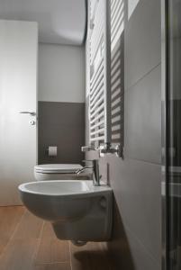 馬東納迪坎皮利奧的住宿－Baita Carlo Magno，浴室配有白色水槽和卫生间。