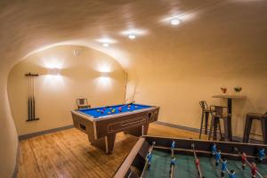 a game room with a pool table and a pool table at Hôtel Les Essarts, USSIM Vacances in Valloire