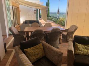 Galeriebild der Unterkunft Cozy 4 Room Ap with Whirlpool,3min drive to the beach in Bahia de Casares