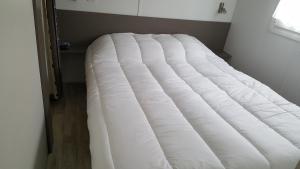 a mattress laying on the floor in a room at Mobile-home in Braucourt