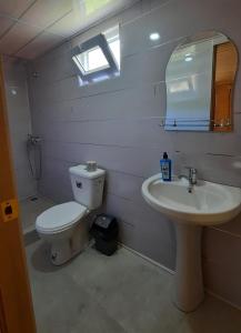 Bilik mandi di Guesthouse Pirimze