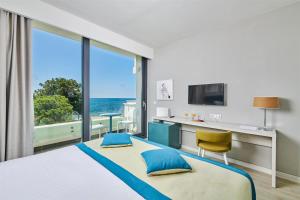 乌马格Hotel Sipar Plava Laguna的卧室里有一张大床，配有蓝色枕头