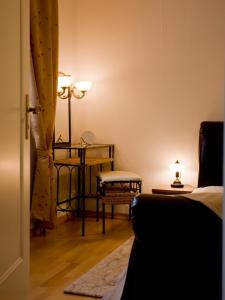 sala de estar con mesa y sofá en Maria-Viktoria Apartment, en Baden-Baden