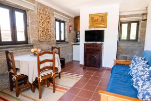 Et tv og/eller underholdning på Charming House Fornos + Pool