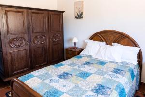 En eller flere senge i et værelse på Charming House Fornos + Pool + 12 billeder