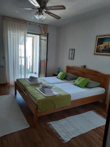 Postel nebo postele na pokoji v ubytování Apartments and Rooms Vinko