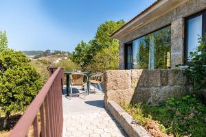 En balkon eller terrasse på Comfortable house in Fornos with shared pool