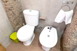 Et badeværelse på Comfortable house in Fornos with shared pool + 20 billeder