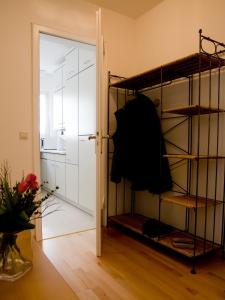 バーデン・バーデンにあるMaria-Viktoria Apartmentのドア付きの部屋、クローゼット付きの部屋