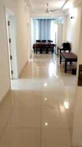 una sala de estar con un gran suelo de baldosa blanca en Bhurban Continental Apartment 45-F, en Bhurban