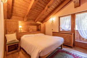En eller flere senger på et rom på Mansarda Belvedere - panoramica e wellness