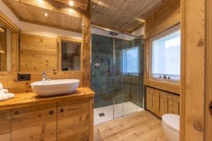 Koupelna v ubytování Lino Deluxe Suite + 15 fotografií