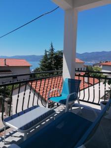 里耶卡的住宿－APARTMAN BORGO MARINA - by the sea，阳台上的两把椅子,享有美景