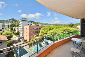 uma varanda com vista para a cidade em Apartment Nati em Lloret de Mar