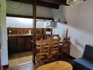 kuchnia i jadalnia ze stołem i krzesłami w obiekcie Apartamento de la Marmota w mieście Eriste