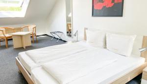 Un pat sau paturi într-o cameră la Panorama Hotel Rheinkrone