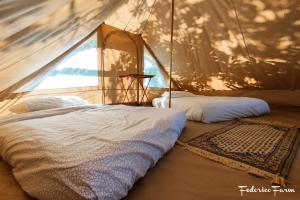 ein Schlafzimmer mit einem Bett in einem Zelt in der Unterkunft Camping Federico Farm in Pontremoli