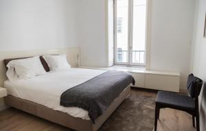 1 dormitorio con cama y ventana grande en Classy 2BDR Apartment in Downtown by LovelyStay, en Lisboa