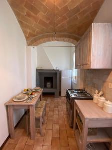 een keuken met een tafel en een fornuis bij Casa dell'Olmo in Orvieto