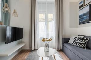 Televízia a/alebo spoločenská miestnosť v ubytovaní A13- Boutique Apartments, Best Location, by BQA