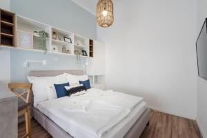 Schlafzimmer mit einem großen weißen Bett und einem Schreibtisch in der Unterkunft A13- Boutique Apartments, Best Location, by BQA in Budapest