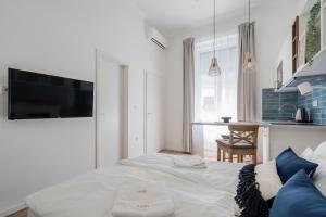 Televízia a/alebo spoločenská miestnosť v ubytovaní A13- Boutique Apartments, Best Location, by BQA