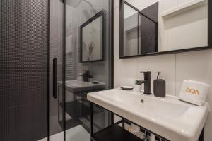 uma casa de banho com um lavatório branco e um chuveiro em A13- Boutique Apartments, Best Location, by BQA em Budapeste