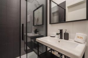 Kúpeľňa v ubytovaní A13- Boutique Apartments, Best Location, by BQA