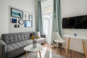 Televízia a/alebo spoločenská miestnosť v ubytovaní A13- Boutique Apartments, Best Location, by BQA
