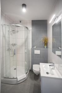 Un baño con ducha, inodoro y lavabo. en Apartamenty na Chrobrego, en Bydgoszcz
