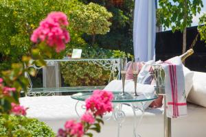 una mesa de cristal con flores rosas en el patio en Villa Amelie-Private pool en Marathítis