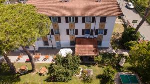 z góry widok na dom z dziedzińcem i drzewami w obiekcie Hotel Villa Giada w mieście Marina di Massa