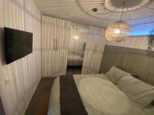 Televisyen dan/atau pusat hiburan di Centrum - Appartement in hartje Ouddorp