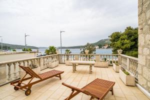 een patio met een tafel en stoelen op een balkon bij Villa Ro-Ma in Slano