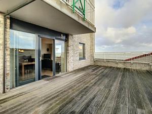 una terraza con vistas al océano en Hello Zeeland - Appartement Port Scaldis 03-072 en Breskens