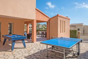 2 mesas de ping pong azules en un patio en 3380 Villa Mar Flores, en Moraira