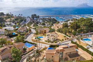 una vista aérea de un complejo con el océano en 3380 Villa Mar Flores, en Moraira