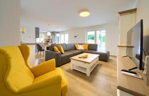 un salon avec un canapé et une table dans l'établissement Villa Zala, à Rasopasno