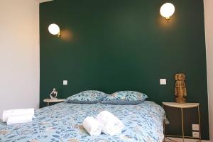Säng eller sängar i ett rum på T2 calme et design quartier Chartrons à Bordeaux