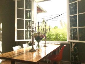 R & R BERGERAC في برجراك: طاولة طعام مع إناء من الزهور والشموع